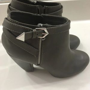 Steve Madden ankle booties size 8